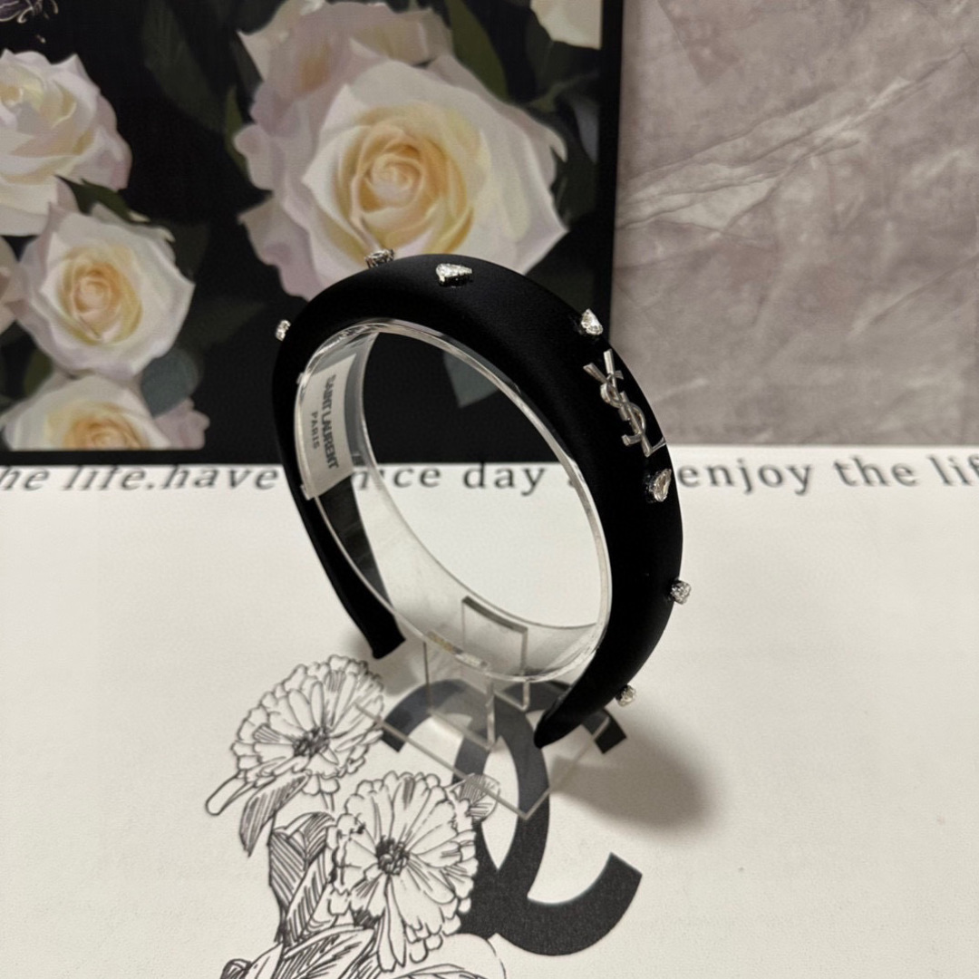NO:881441,Specially equipped with counter packaging, YSL (Yves Saint Laurent) latest velvet headband, little fairies can get it now. Special material, no hair, salty or sweet ~ hairpins, hairpins, saint laurent, saint laurent, hairpins19860909特 配专柜包装 YSL（圣罗兰）最新丝绒发箍 小仙女快入手 特殊材质 不嘞头 可盐可甜～发夹,发夹,saint laurent,saint laurent,hairpins,accessory