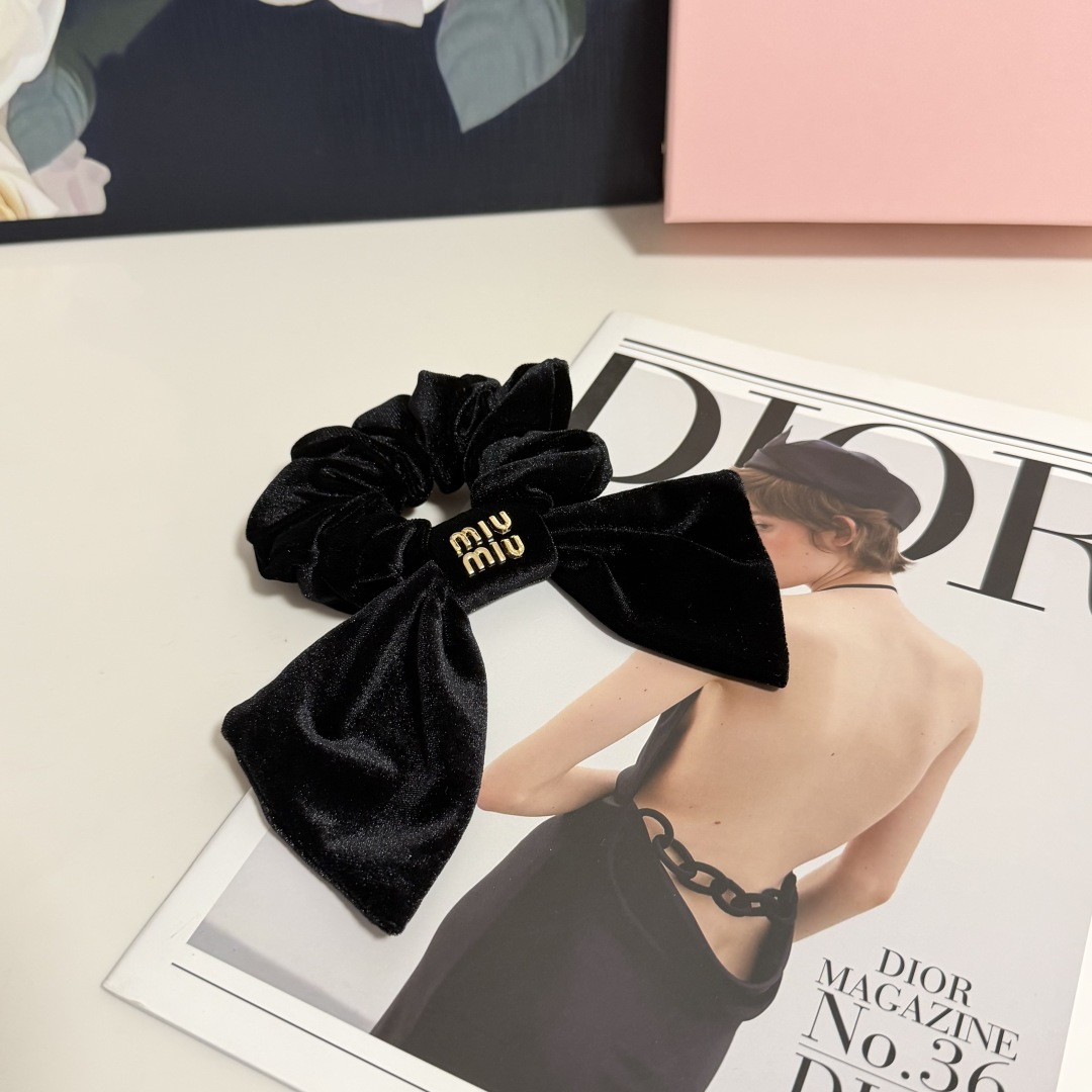 NO:881459,Special packaging MiuMiu (Miu Miu) classic hair tie looks great on the head or on the hand. Fashionable and versatile, a must-have item for everyone. Hairpins, hairpins, miumiu, hairpins19860909特 配包装 MiuMiu（缪缪）经典发圈 带头上或者手上都非常好看 时尚百搭人手必备单品发夹,发夹,miumiu,hairpins,accessory