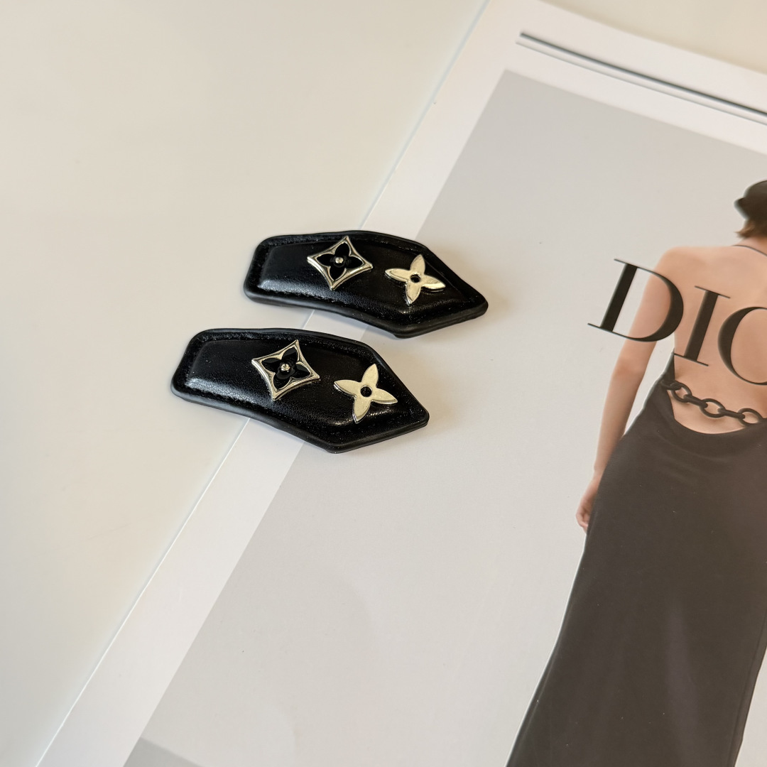 NO:894887,Special (pair) with full package LV (Louis Vuitton) best-selling new vintage vintage hairpins this year. A super pair of fashionable hairpins, hairpins, louis vuitton, louis vuitton, hairpins19860909特（一对）配全套包装 LV（路易威登）今年最好卖的新款 Vintage中古复古发夹 超仙的一对 时髦精 随便入的款发夹,发夹,louis vuitton,louis vuitton,hairpins,accessory