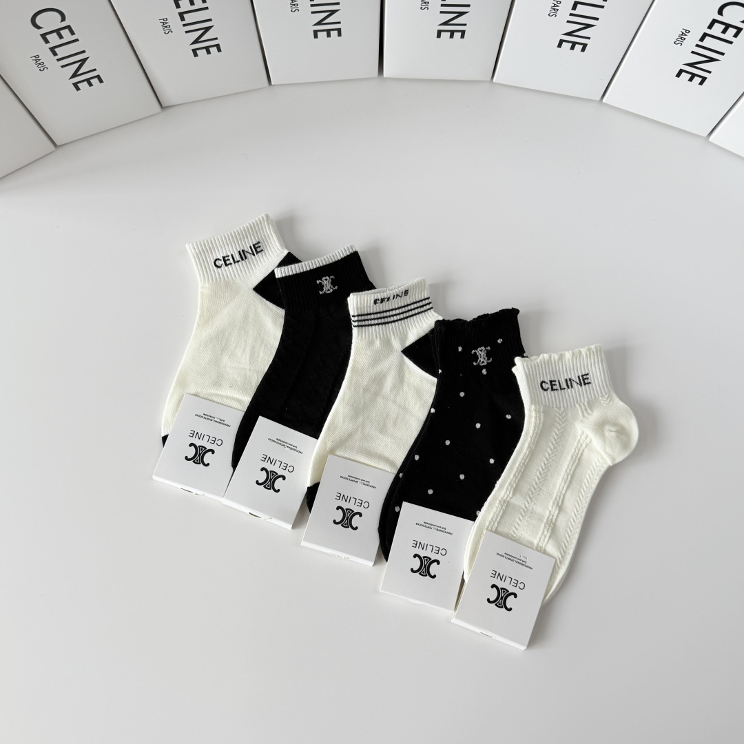 💛配包装 Celine（赛琳）新款中短款堆堆袜袜子！一盒五双， 专柜同步筒款袜子，💛大牌出街，潮人必备。超好搭
