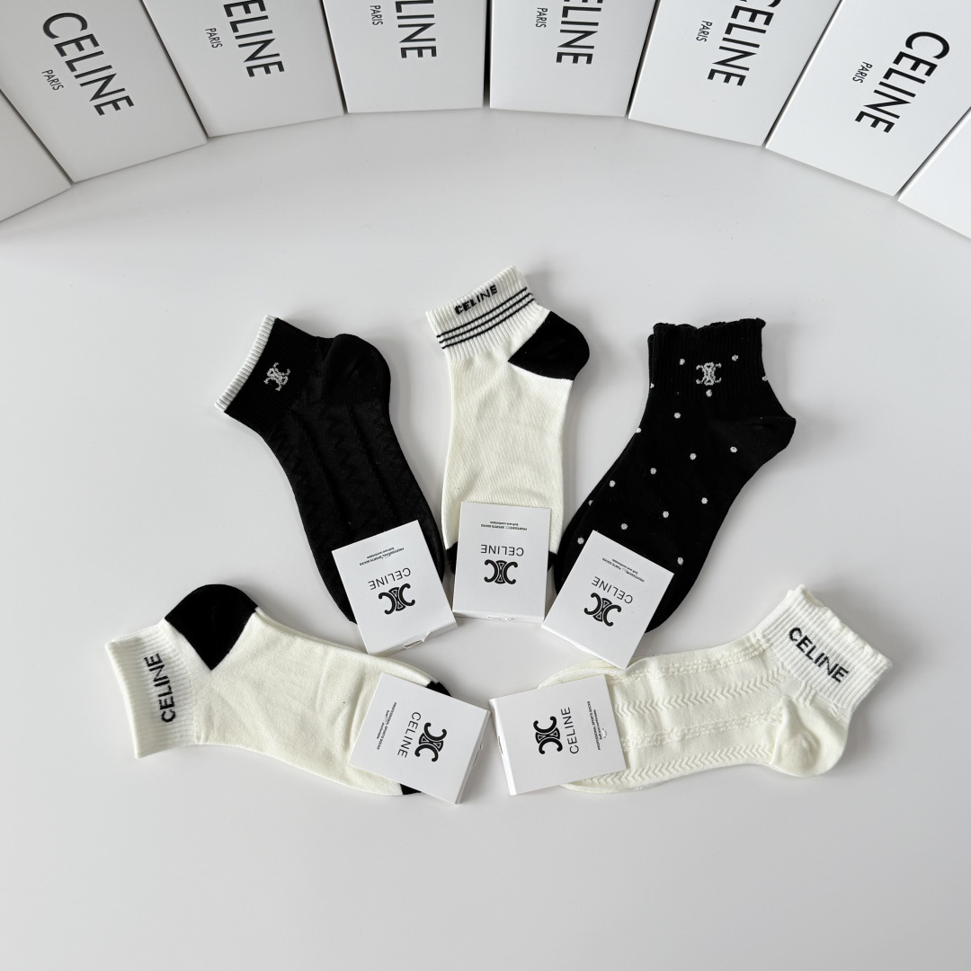 💛配包装 Celine（赛琳）新款中短款堆堆袜袜子！一盒五双， 专柜同步筒款袜子，💛大牌出街，潮人必备。超好搭