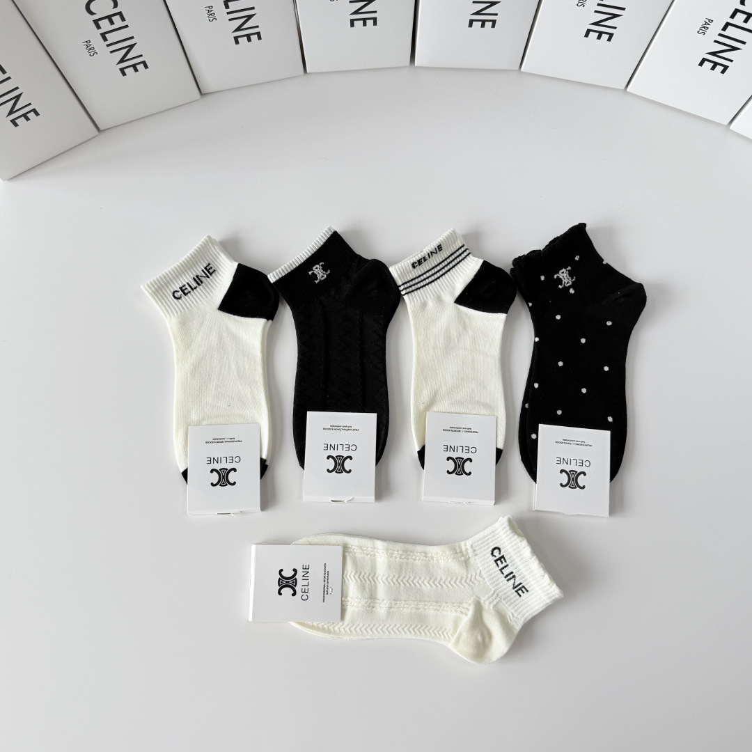 💛配包装 Celine（赛琳）新款中短款堆堆袜袜子！一盒五双， 专柜同步筒款袜子，💛大牌出街，潮人必备。超好搭