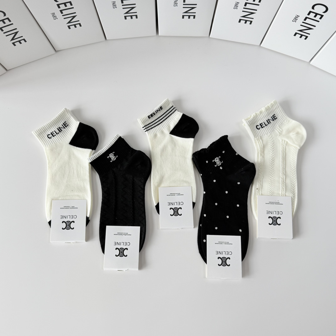 💛配包装 Celine（赛琳）新款中短款堆堆袜袜子！一盒五双， 专柜同步筒款袜子，💛大牌出街，潮人必备。超好搭