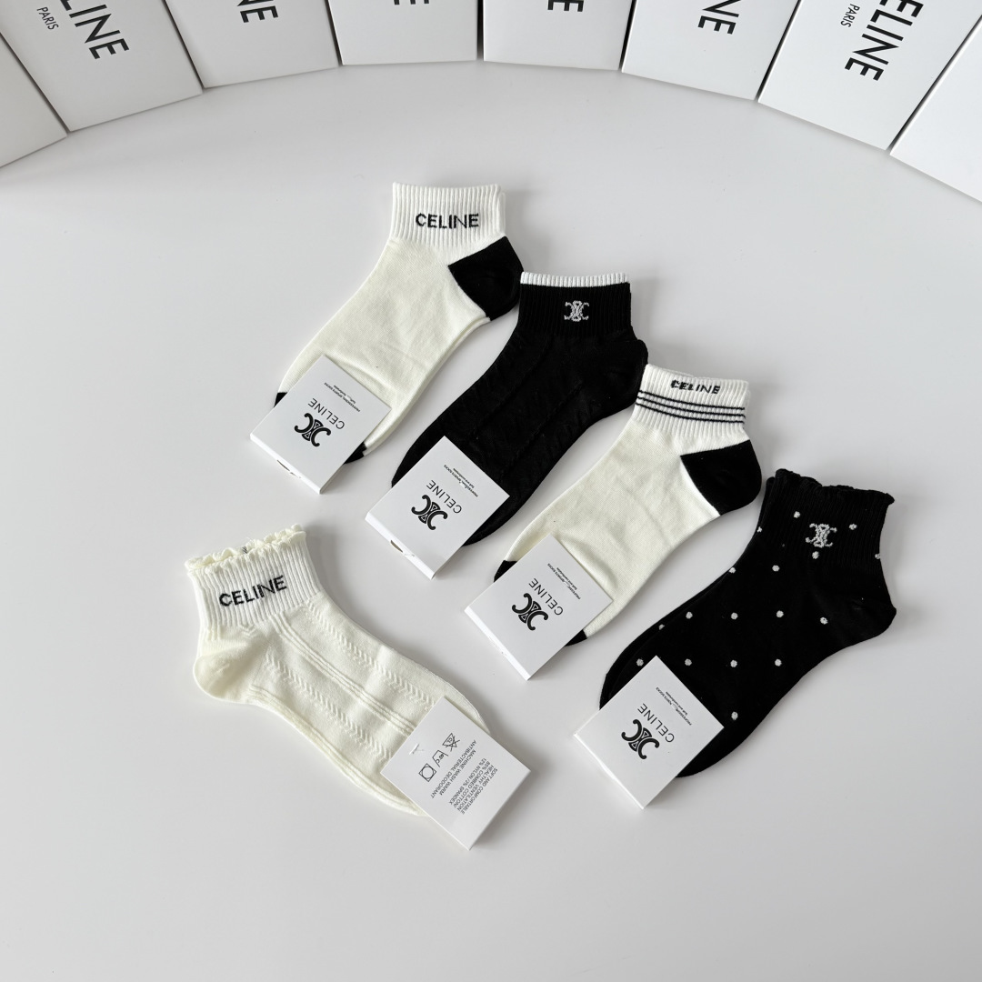 💛配包装 Celine（赛琳）新款中短款堆堆袜袜子！一盒五双， 专柜同步筒款袜子，💛大牌出街，潮人必备。超好搭