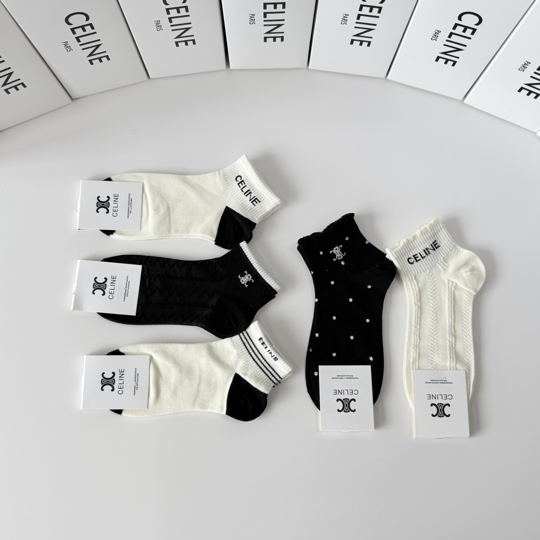 💛配包装 Celine（赛琳）新款中短款堆堆袜袜子！一盒五双， 专柜同步筒款袜子，💛大牌出街，潮人必备。超好搭