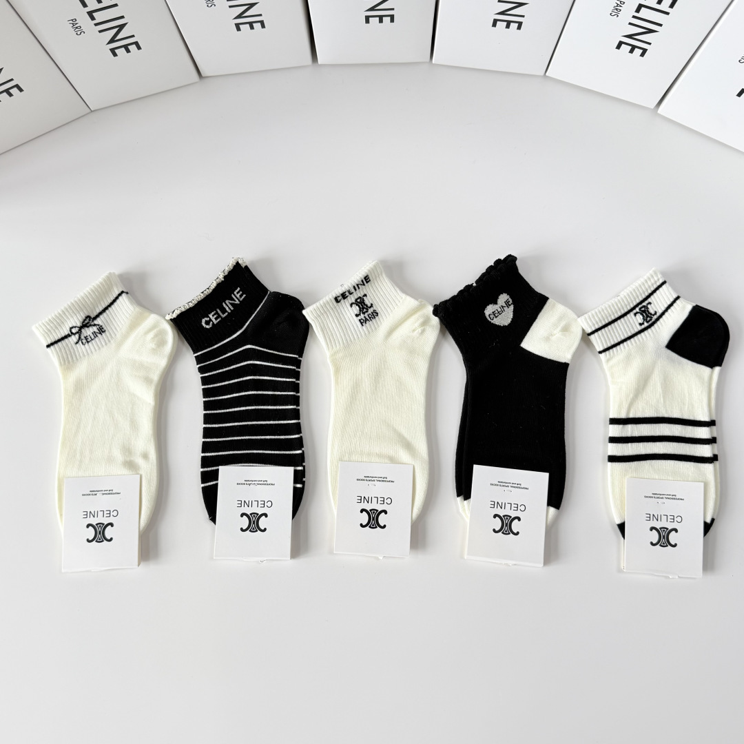 💛配包装 Celine（赛琳）新款中短款堆堆袜袜子！一盒五双， 专柜同步筒款袜子，💛大牌出街，潮人必备。超好搭