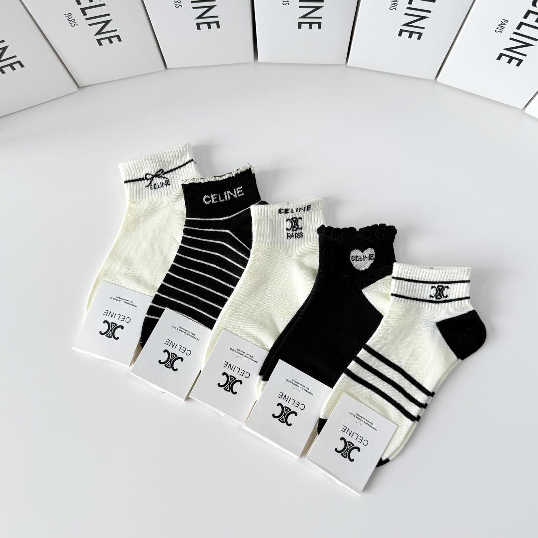 💛配包装 Celine（赛琳）新款中短款堆堆袜袜子！一盒五双， 专柜同步筒款袜子，💛大牌出街，潮人必备。超好搭