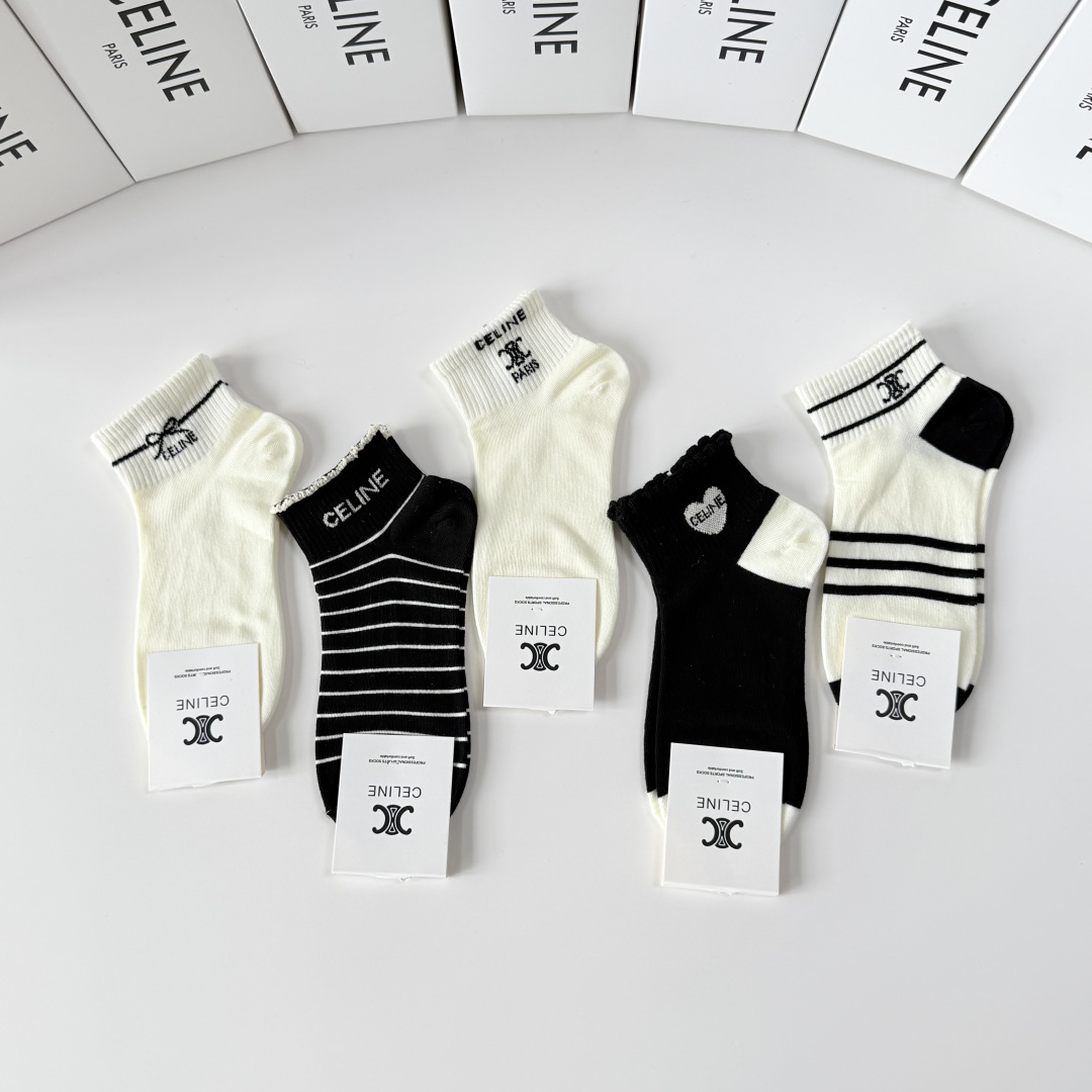 💛配包装 Celine（赛琳）新款中短款堆堆袜袜子！一盒五双， 专柜同步筒款袜子，💛大牌出街，潮人必备。超好搭