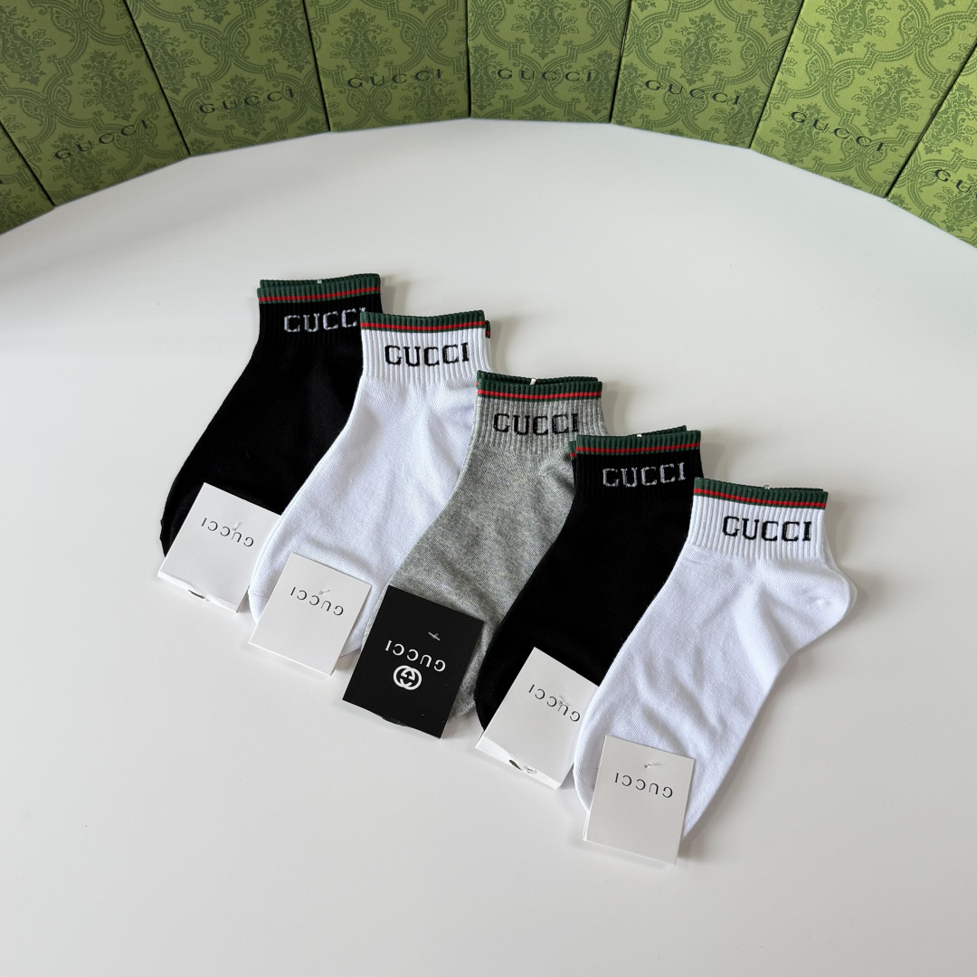 💛配专柜包装 Gucci（古驰）新款中短款堆堆袜袜子！一盒五双，专柜同步筒袜袜子，💛大牌出街，潮人必备。超好搭