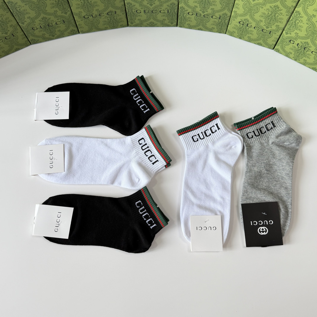 💛配专柜包装 Gucci（古驰）新款中短款堆堆袜袜子！一盒五双，专柜同步筒袜袜子，💛大牌出街，潮人必备。超好搭