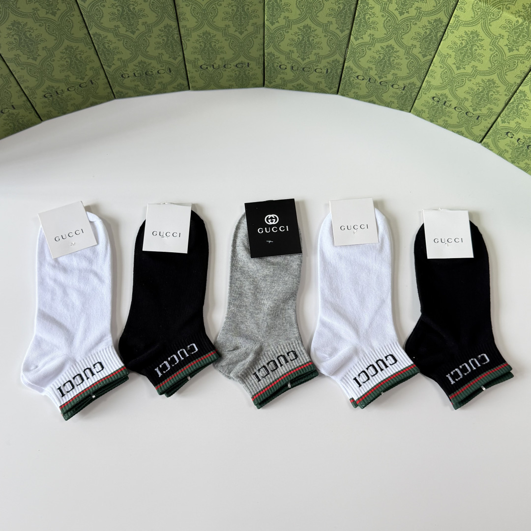 💛配专柜包装 Gucci（古驰）新款中短款堆堆袜袜子！一盒五双，专柜同步筒袜袜子，💛大牌出街，潮人必备。超好搭