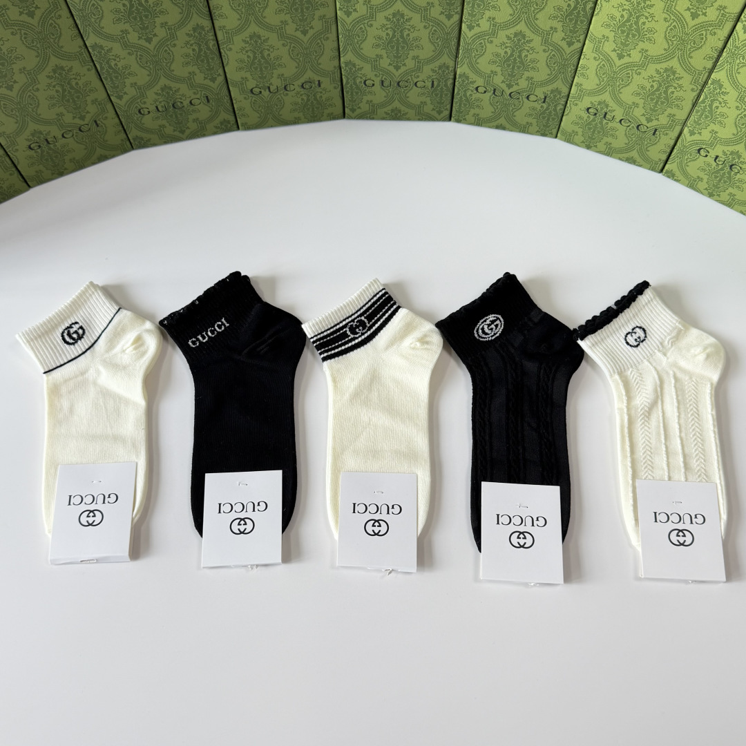 💛配专柜包装 Gucci（古驰）新款中短款堆堆袜袜子！一盒五双，专柜同步筒袜袜子，💛大牌出街，潮人必备。超好搭