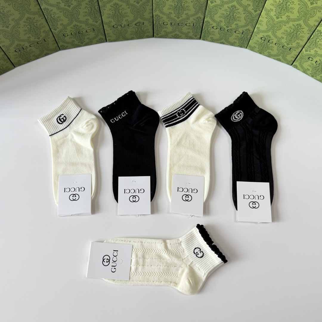 💛配专柜包装 Gucci（古驰）新款中短款堆堆袜袜子！一盒五双，专柜同步筒袜袜子，💛大牌出街，潮人必备。超好搭
