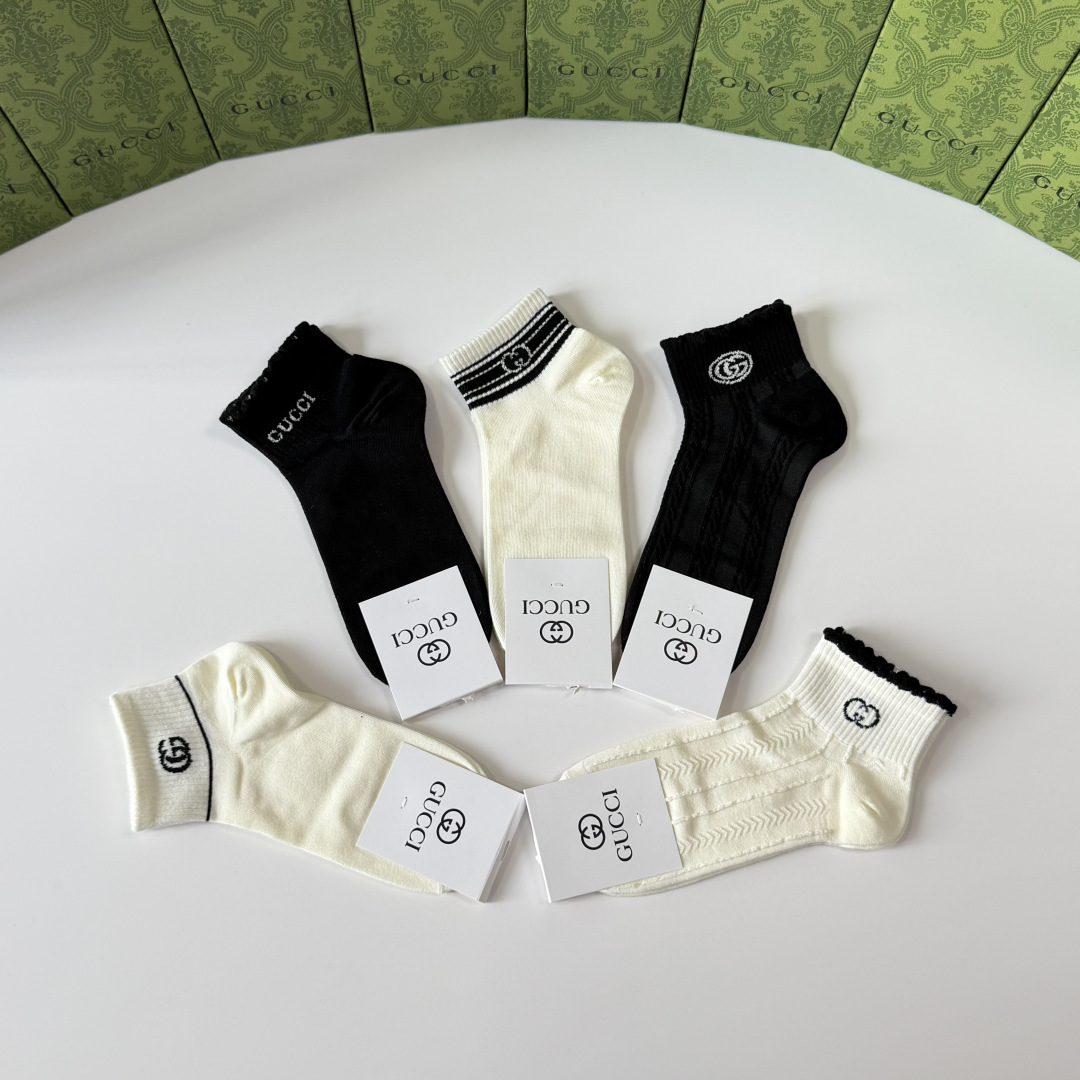 💛配专柜包装 Gucci（古驰）新款中短款堆堆袜袜子！一盒五双，专柜同步筒袜袜子，💛大牌出街，潮人必备。超好搭