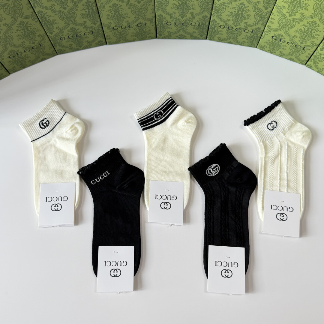 💛配专柜包装 Gucci（古驰）新款中短款堆堆袜袜子！一盒五双，专柜同步筒袜袜子，💛大牌出街，潮人必备。超好搭
