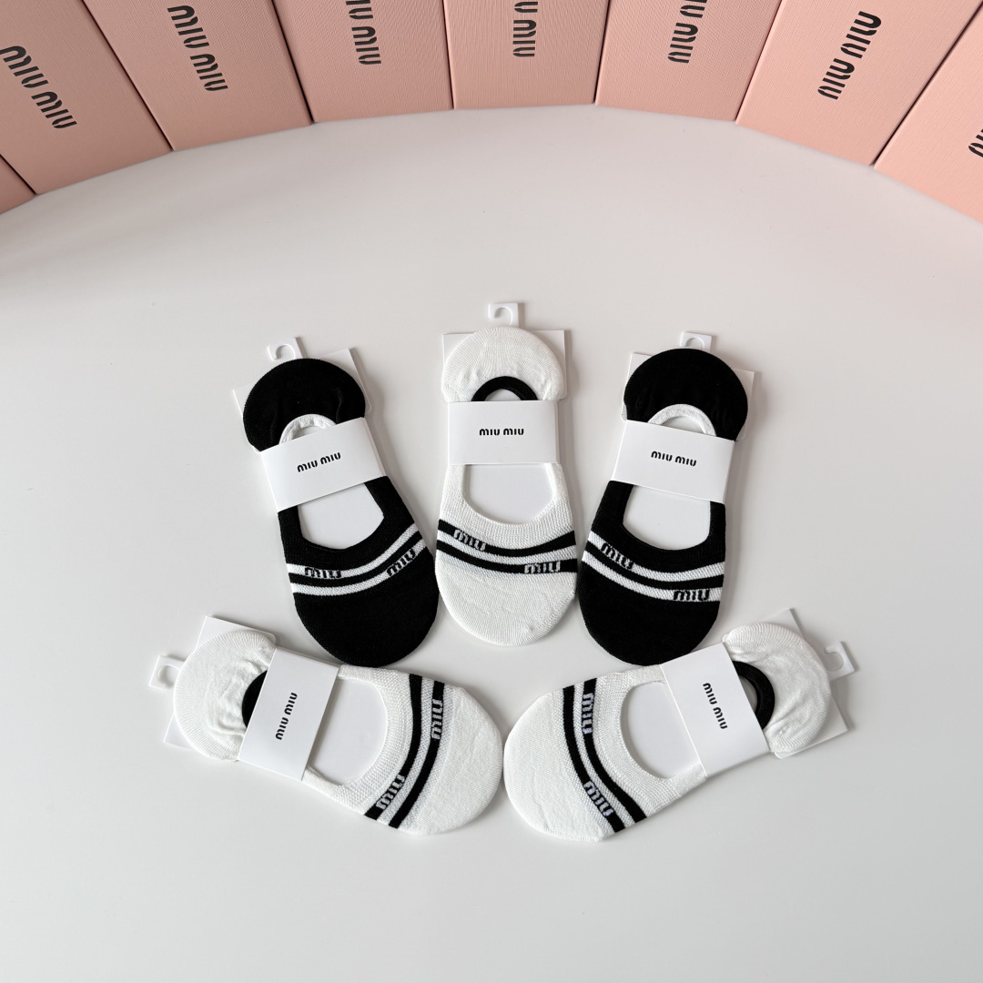 💛配专柜包装 MiuMiu（缪缪）新款船袜隐形袜堆堆袜袜子！一盒五双，专柜同步筒袜袜子，💛大牌出街，潮人必备。超好搭