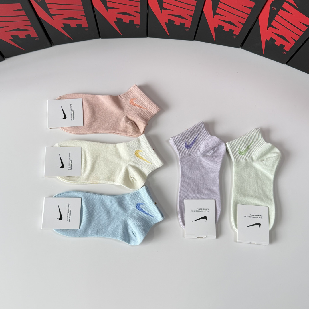 💛配专柜包装 NIKE（耐克）新款中短款袜堆堆袜袜子！一盒五双，专柜同步筒袜袜子，💛大牌出街，潮人必备。超好搭