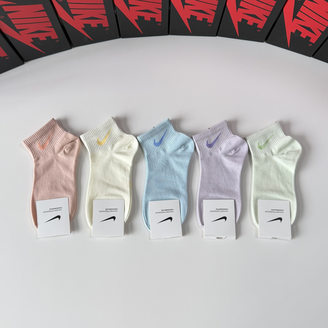 💛配专柜包装 NIKE（耐克）新款中短款袜堆堆袜袜子！一盒五双，专柜同步筒袜袜子，💛大牌出街，潮人必备。超好搭