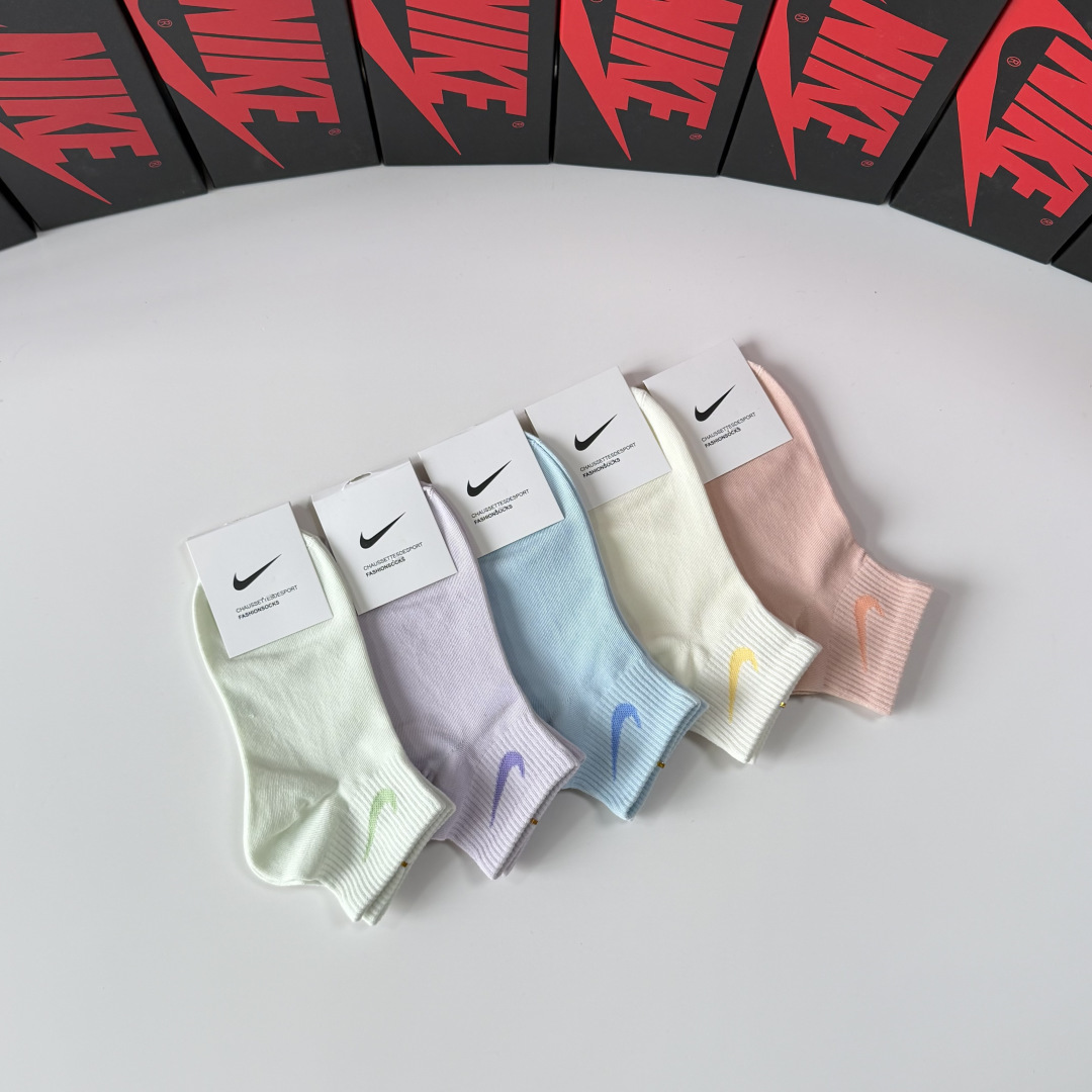 💛配专柜包装 NIKE（耐克）新款中短款袜堆堆袜袜子！一盒五双，专柜同步筒袜袜子，💛大牌出街，潮人必备。超好搭