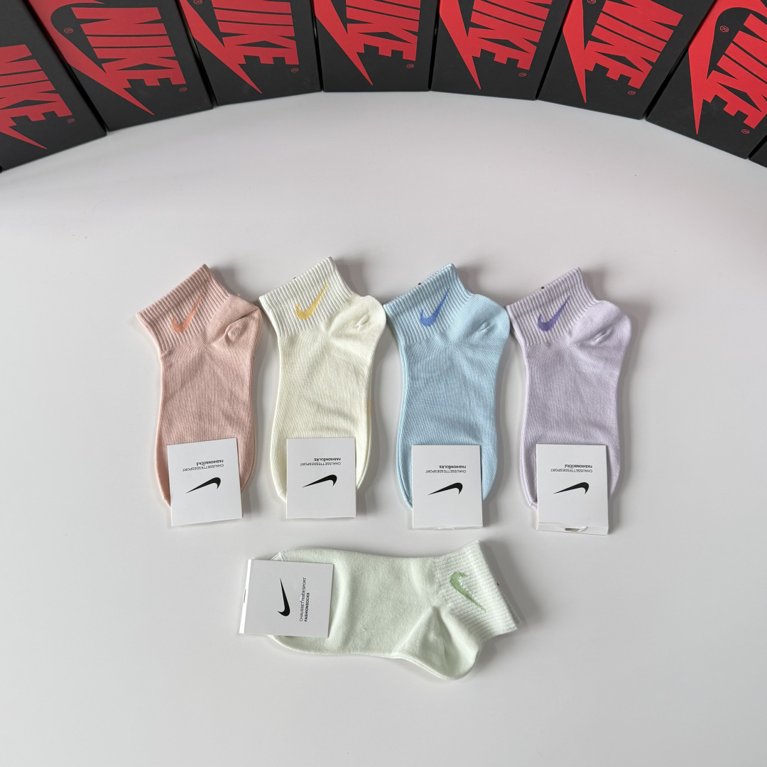 💛配专柜包装 NIKE（耐克）新款中短款袜堆堆袜袜子！一盒五双，专柜同步筒袜袜子，💛大牌出街，潮人必备。超好搭