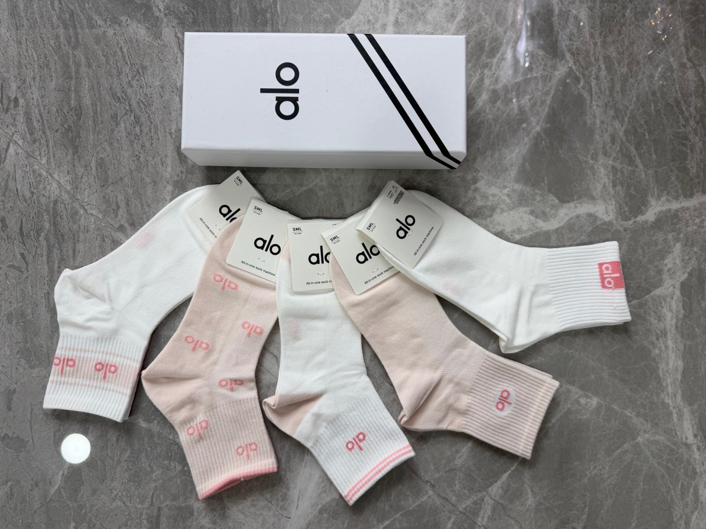 💛配专柜包装 ALO（阿洛）新款中长款堆堆袜袜子！一盒五双，专柜同步筒袜袜子，💛大牌出街，潮人必备。超好搭