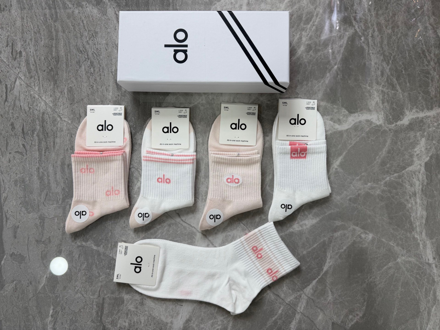 💛配专柜包装 ALO（阿洛）新款中长款堆堆袜袜子！一盒五双，专柜同步筒袜袜子，💛大牌出街，潮人必备。超好搭