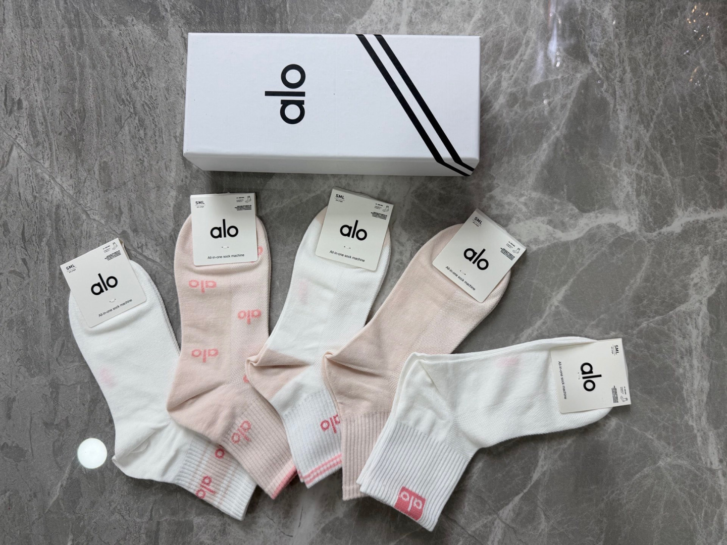 💛配专柜包装 ALO（阿洛）新款中长款堆堆袜袜子！一盒五双，专柜同步筒袜袜子，💛大牌出街，潮人必备。超好搭