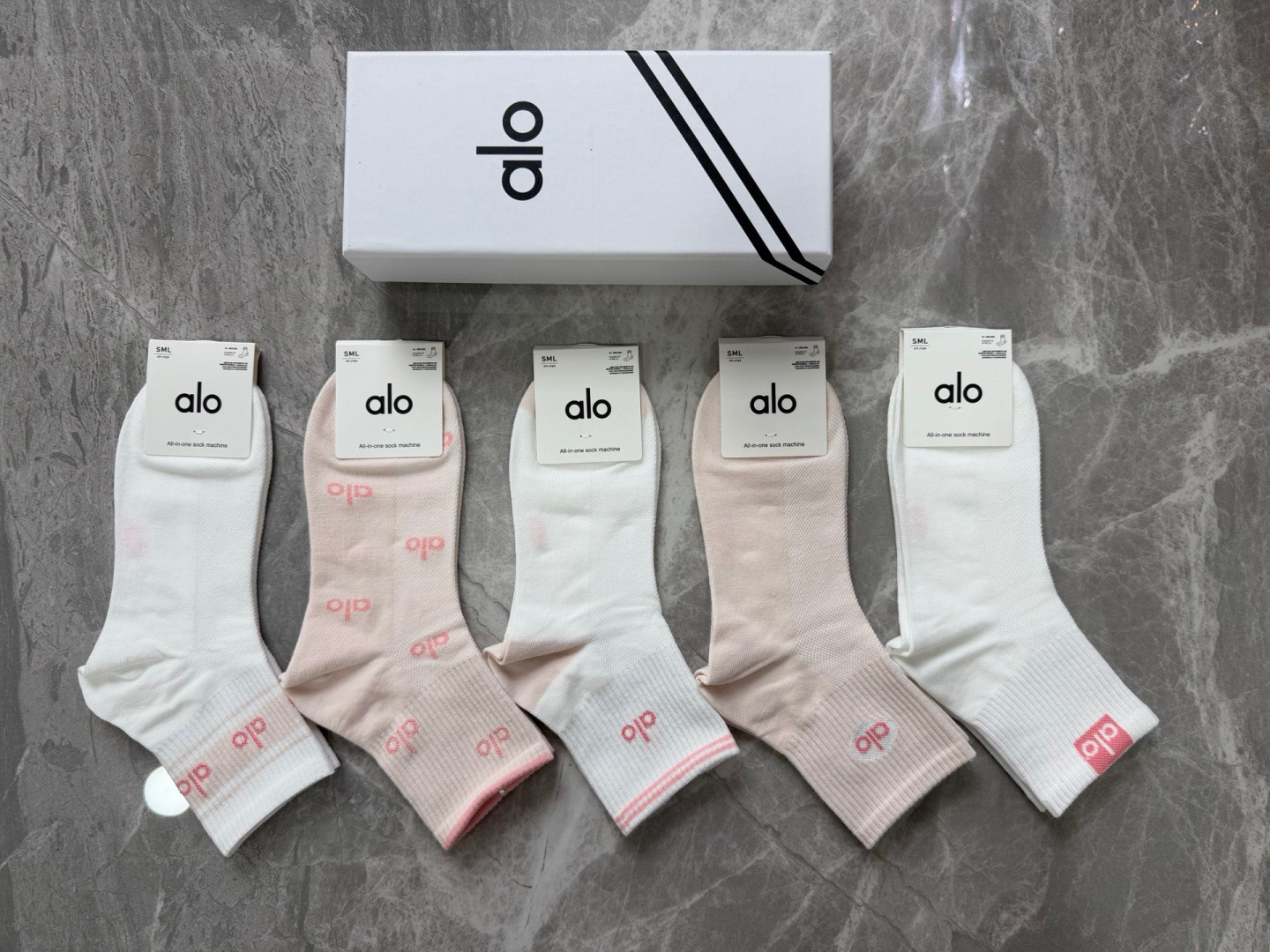 💛配专柜包装 ALO（阿洛）新款中长款堆堆袜袜子！一盒五双，专柜同步筒袜袜子，💛大牌出街，潮人必备。超好搭