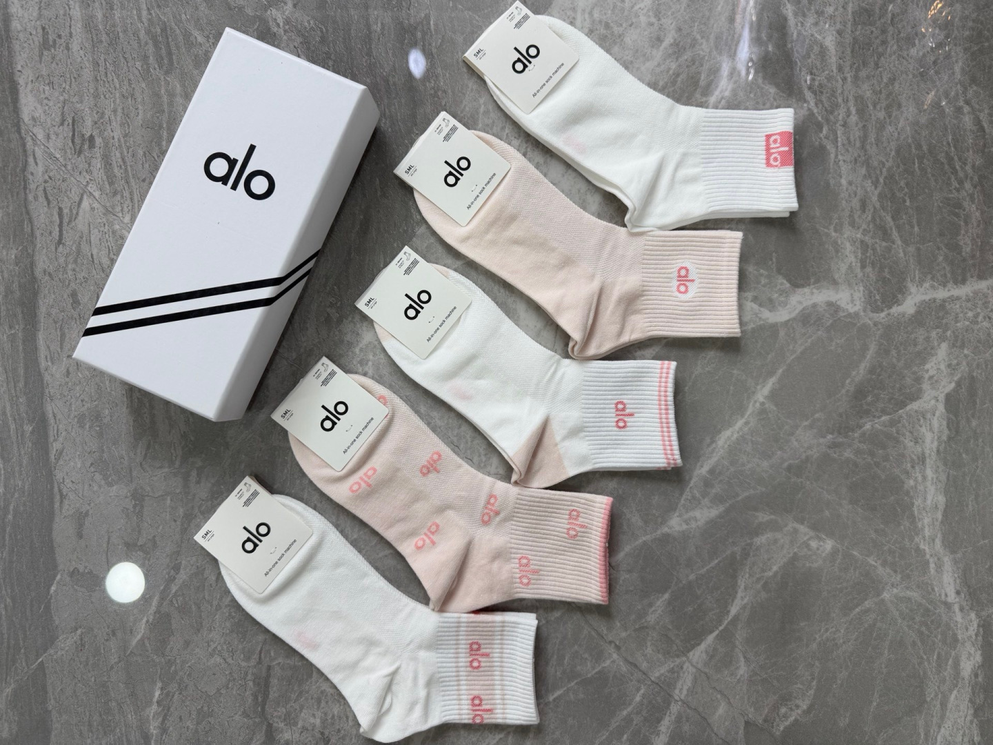 💛配专柜包装 ALO（阿洛）新款中长款堆堆袜袜子！一盒五双，专柜同步筒袜袜子，💛大牌出街，潮人必备。超好搭