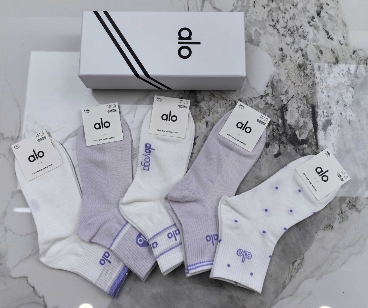 💛配专柜包装 ALO（阿洛）新款中长款堆堆袜袜子！一盒五双，专柜同步筒袜袜子，💛大牌出街，潮人必备。超好搭