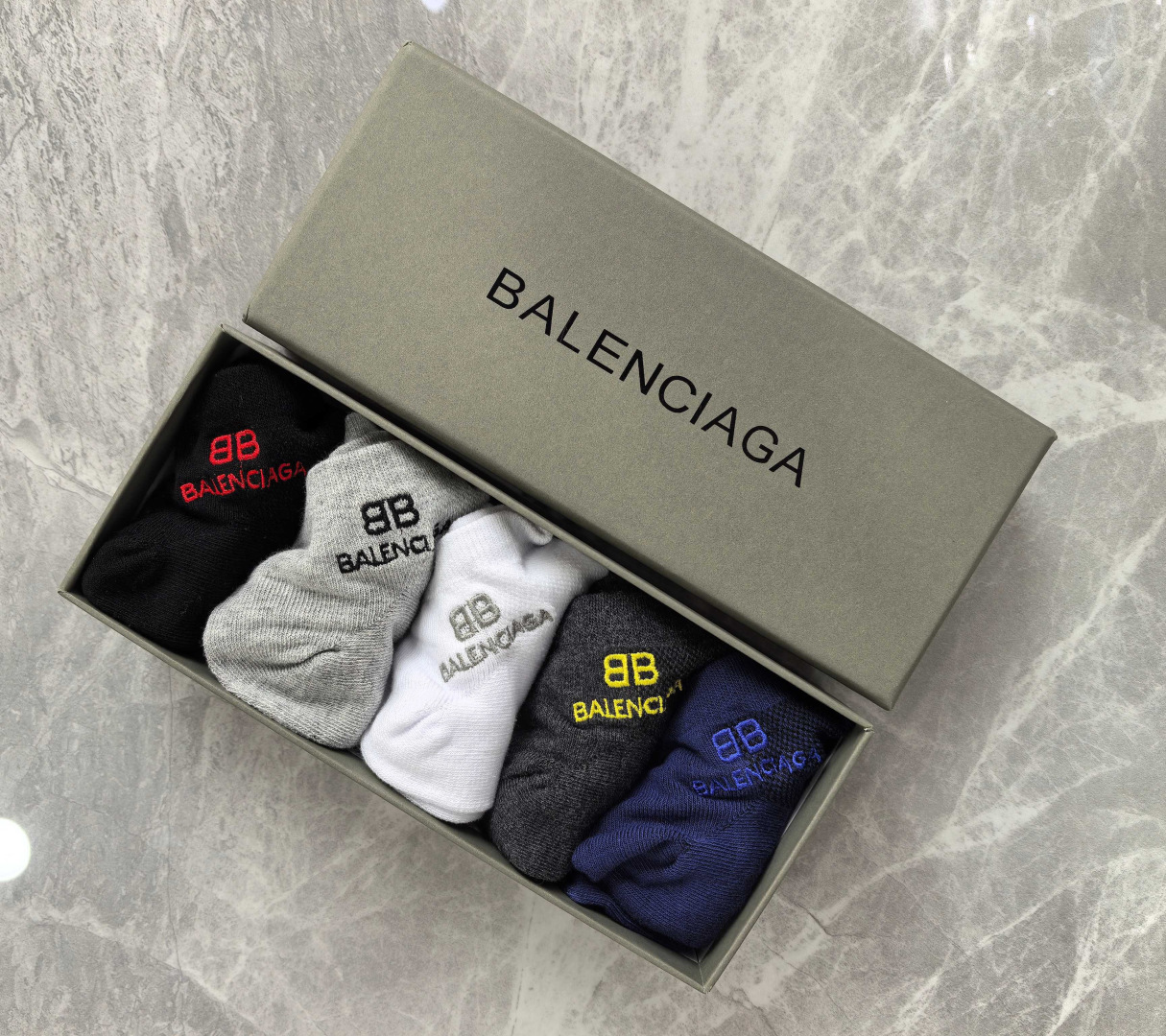 💛配包装 Balenciaga（巴黎世家）新款刺绣中短款堆堆袜袜子！一盒五双， 专柜同步筒款袜子，💛大牌出街，潮人必备。