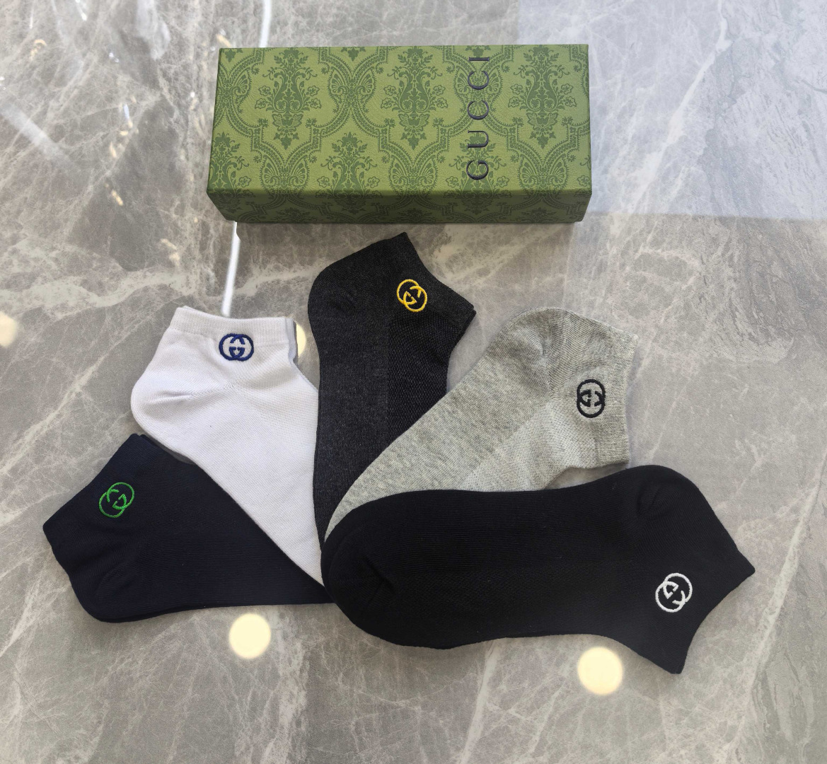 💛配包装 Gucci（古驰）新款刺绣中短款堆堆袜袜子！一盒五双， 专柜同步筒款袜子，💛大牌出街，潮人必备。超好搭