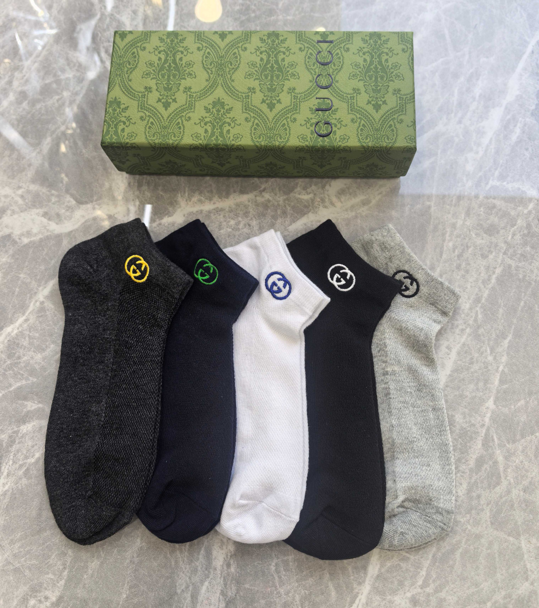 💛配包装 Gucci（古驰）新款刺绣中短款堆堆袜袜子！一盒五双， 专柜同步筒款袜子，💛大牌出街，潮人必备。超好搭