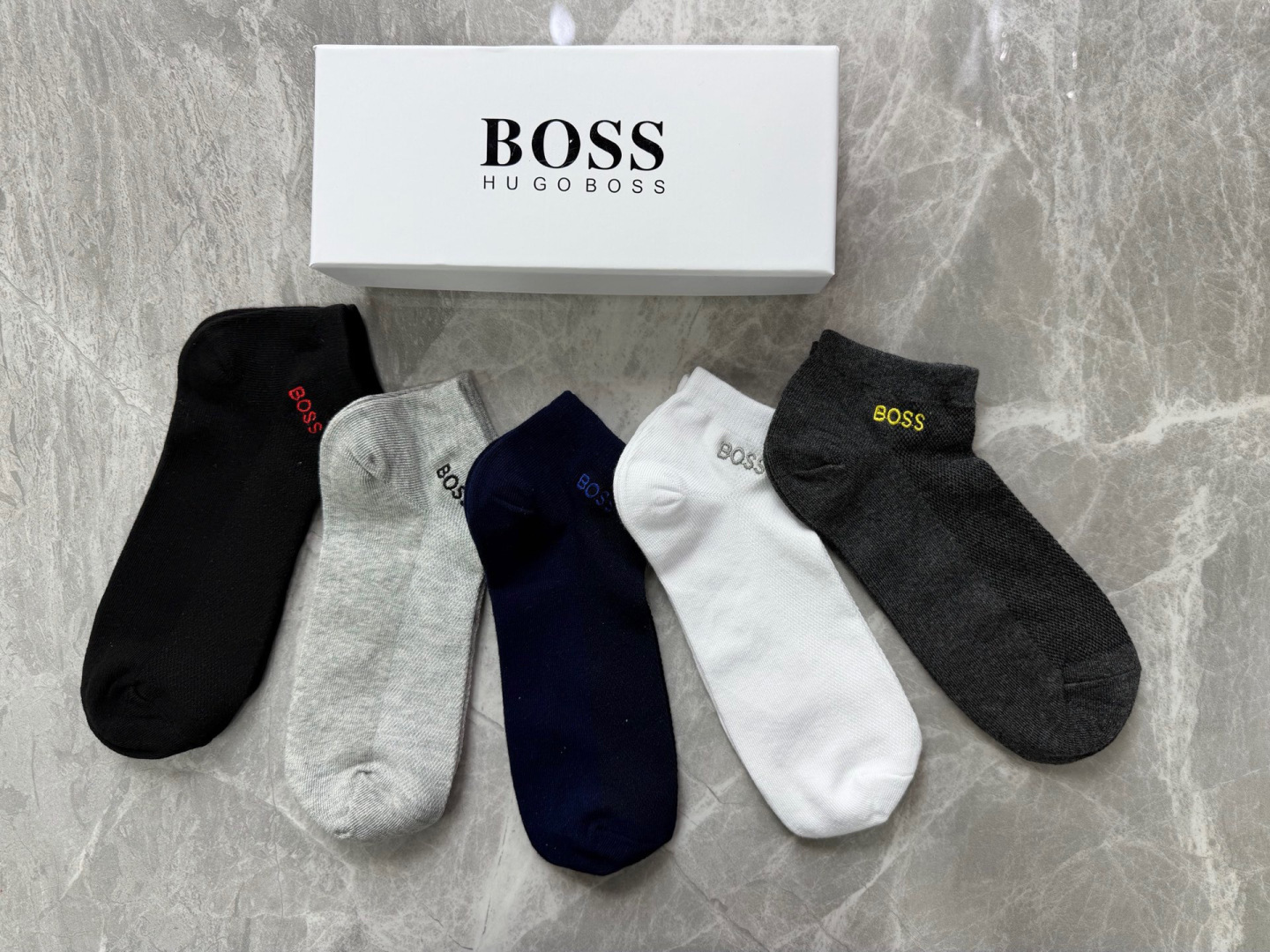 💛配包装 Boss 新款刺绣中短款堆堆袜袜子！一盒五双， 专柜同步筒款袜子，💛大牌出街，潮人必备。超好搭