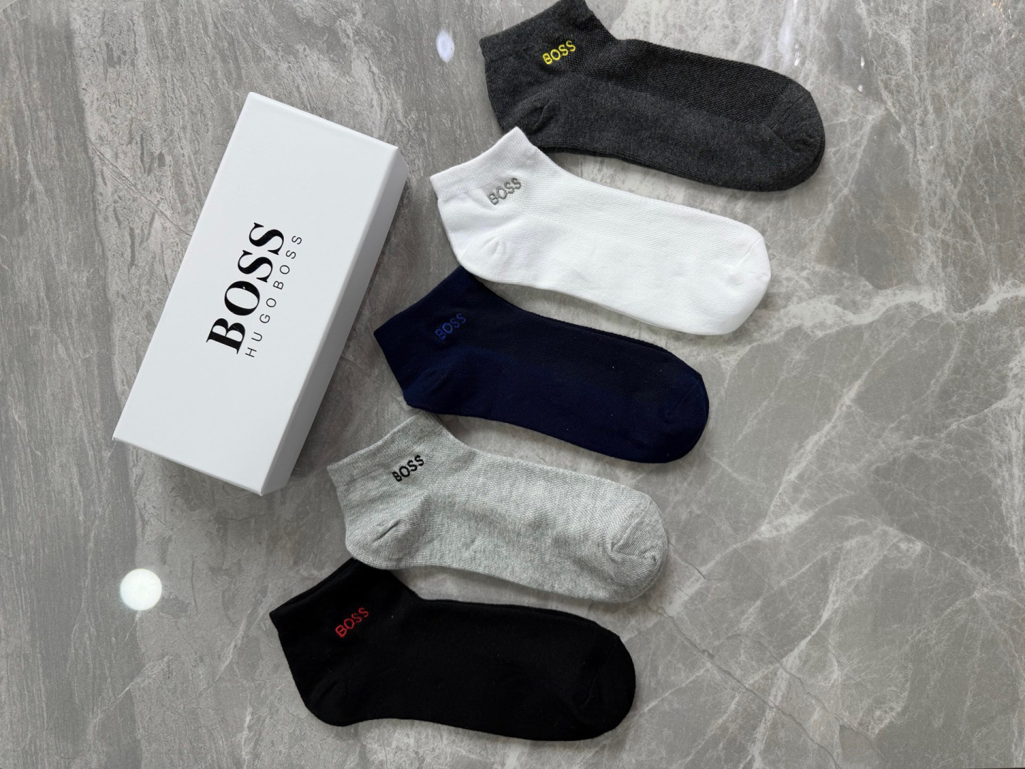 💛配包装 Boss 新款刺绣中短款堆堆袜袜子！一盒五双， 专柜同步筒款袜子，💛大牌出街，潮人必备。超好搭