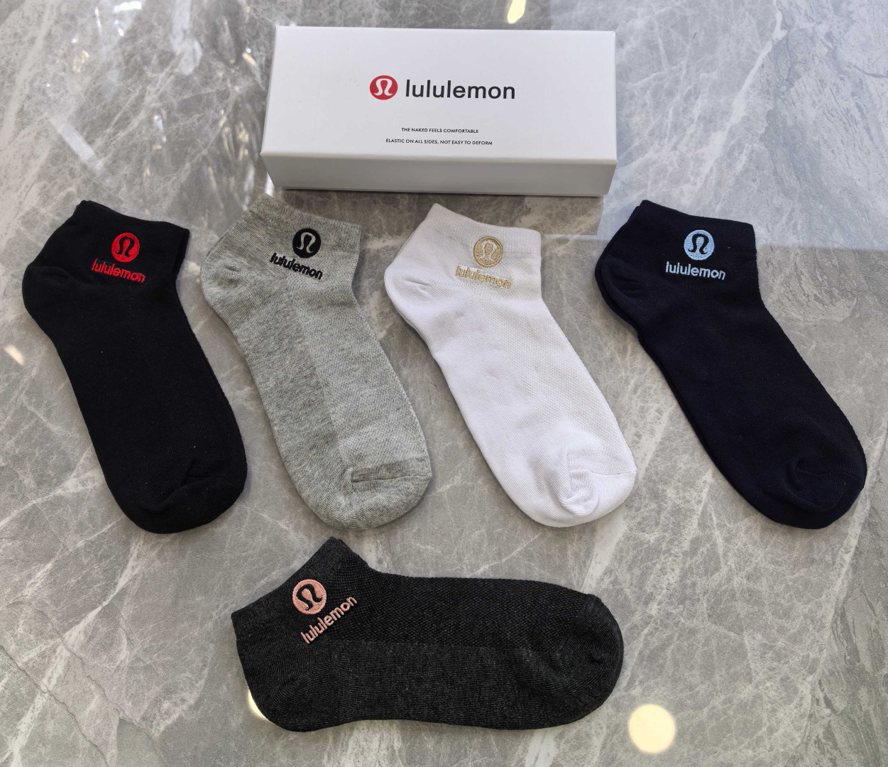 💛配包装 luluemon（露露）新款刺绣中短款堆堆袜袜子！一盒五双， 专柜同步筒款袜子，💛大牌出街，潮人必备。超好搭