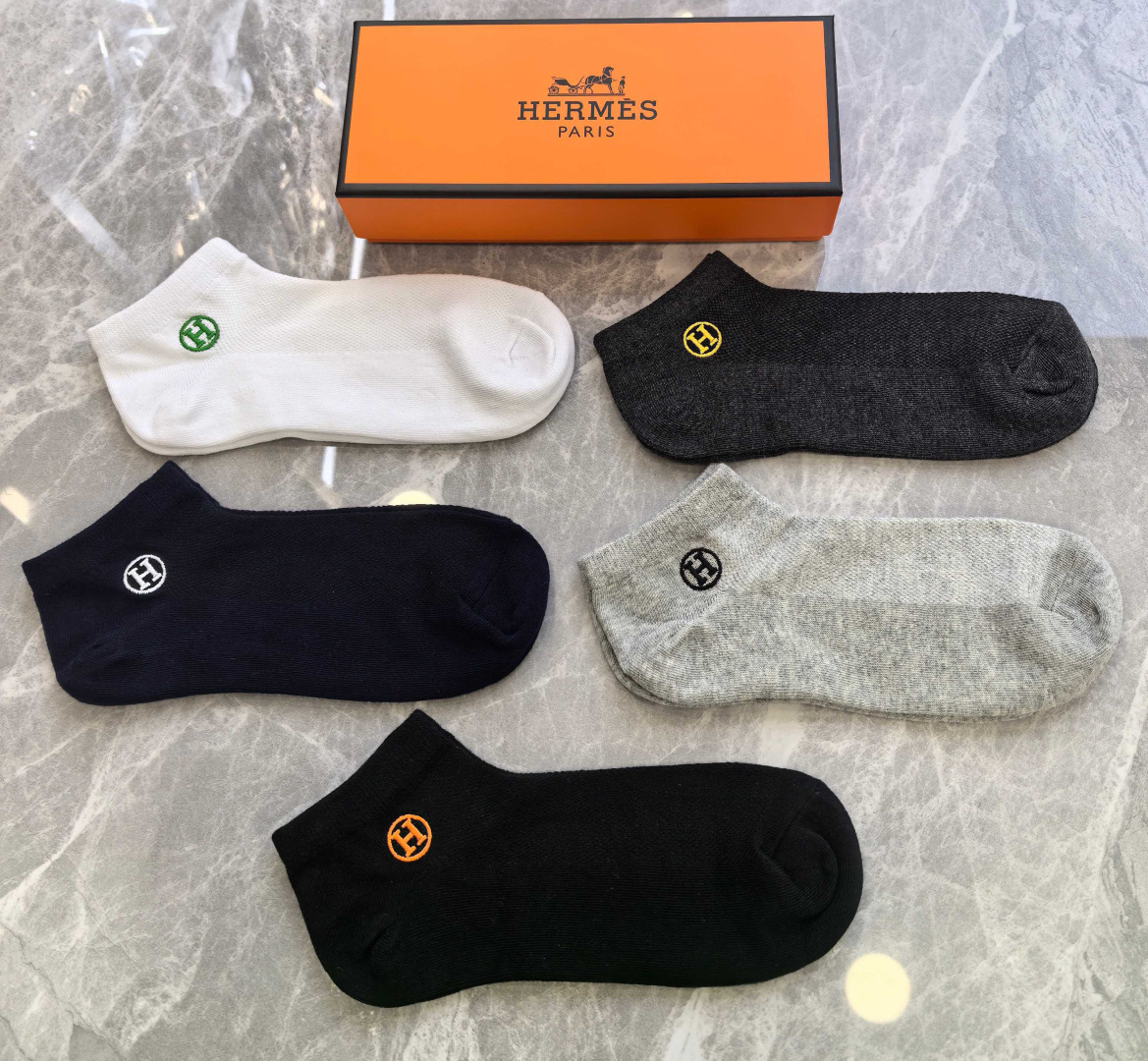 💛配包装 Hermes （爱马仕）新款刺绣中短款堆堆袜袜子！一盒五双， 专柜同步筒款袜子，💛大牌出街，潮人必备。超好搭
