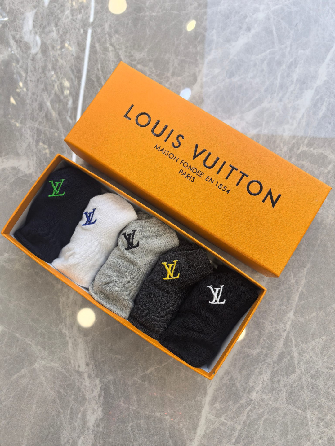 💛配包装 Lv（路易威登）新款刺绣中短款堆堆袜袜子！一盒五双， 专柜同步筒款袜子，💛大牌出街，潮人必备。超好搭