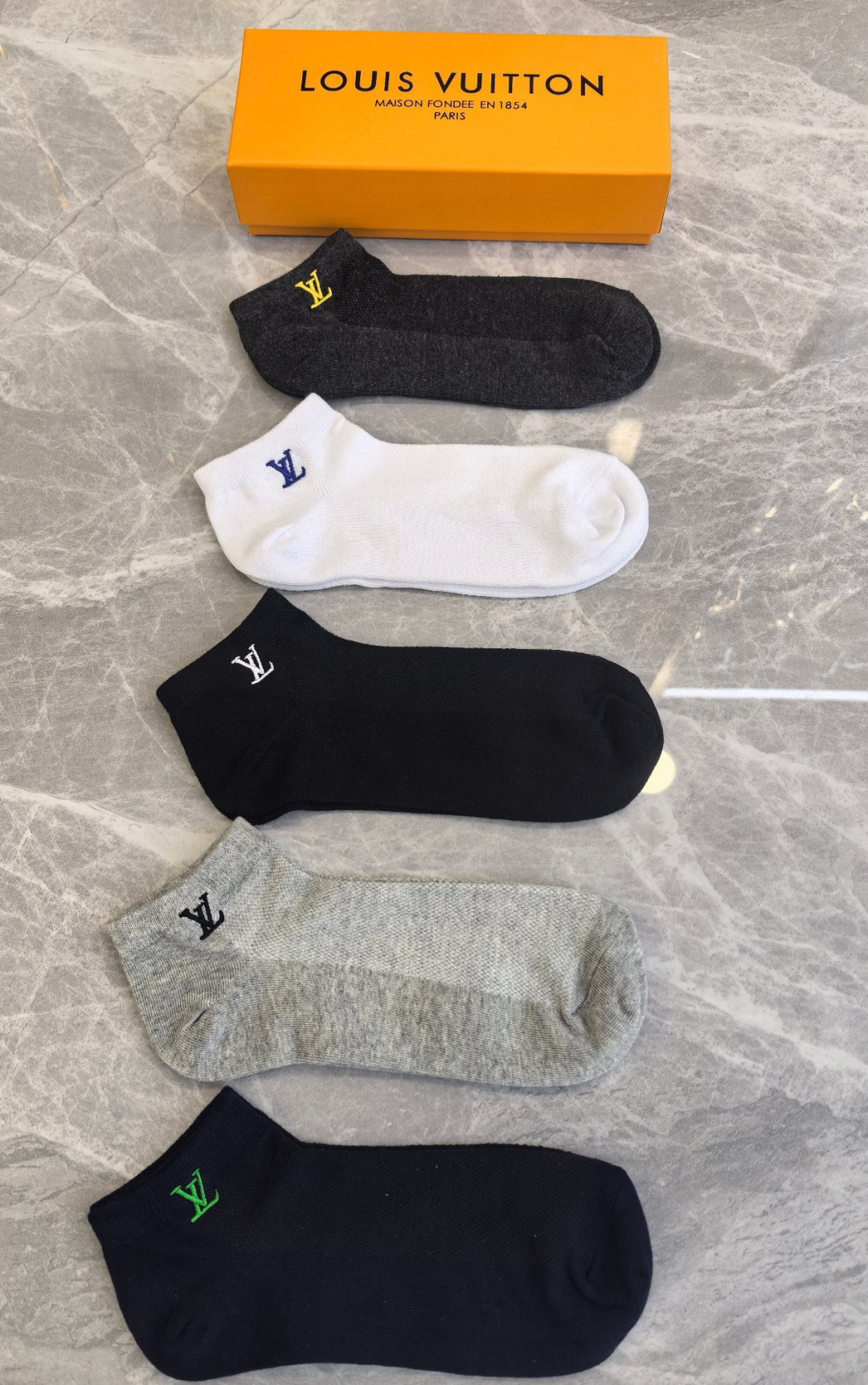 💛配包装 Lv（路易威登）新款刺绣中短款堆堆袜袜子！一盒五双， 专柜同步筒款袜子，💛大牌出街，潮人必备。超好搭