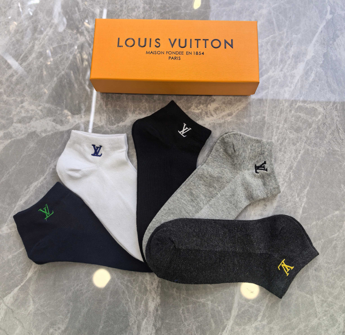 💛配包装 Lv（路易威登）新款刺绣中短款堆堆袜袜子！一盒五双， 专柜同步筒款袜子，💛大牌出街，潮人必备。超好搭
