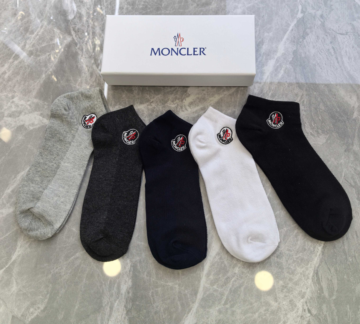 💛配包装 MONCLER（蒙口）新款经典刺绣中短款堆堆袜袜子！一盒五双， 专柜同步筒袜袜子，💛大牌出街，潮人必备。超好搭