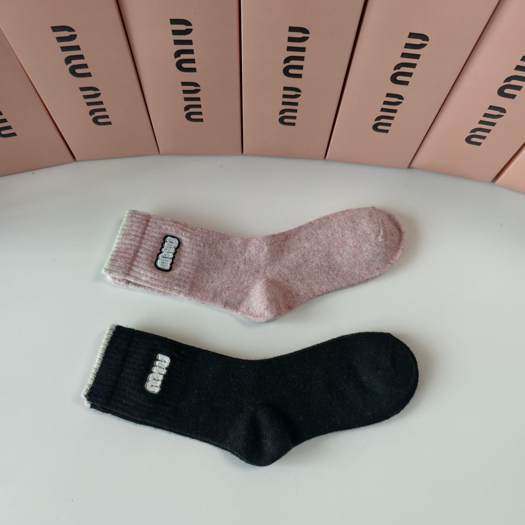 💛配包装 MiuMiu（缪缪）新款经典中长款饰品袜堆堆袜袜子！一盒两双， 专柜同步筒款袜子，💛大牌出街，潮人必备。超好搭