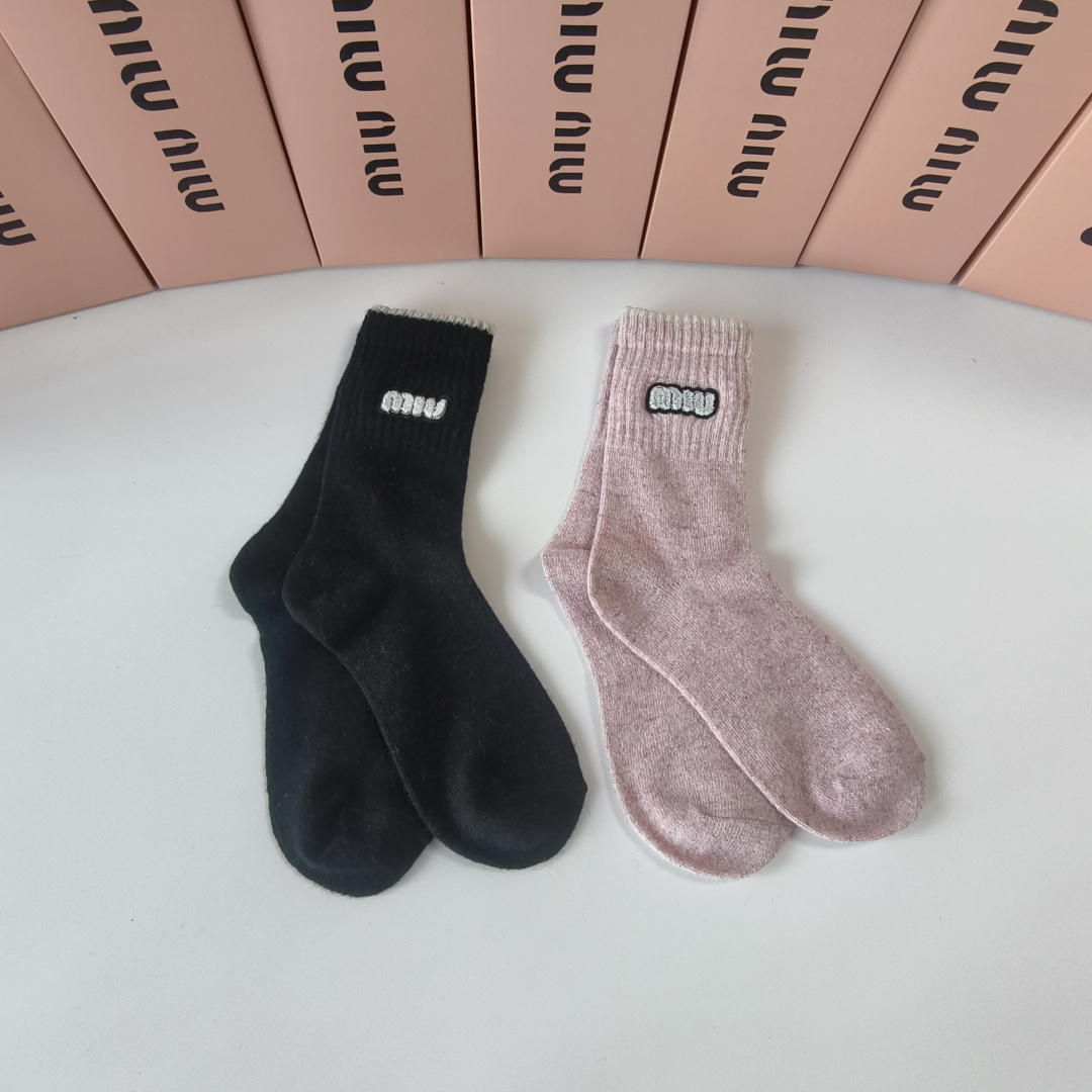 💛配包装 MiuMiu（缪缪）新款经典中长款饰品袜堆堆袜袜子！一盒两双， 专柜同步筒款袜子，💛大牌出街，潮人必备。超好搭