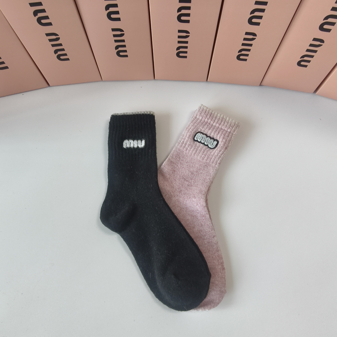 💛配包装 MiuMiu（缪缪）新款经典中长款饰品袜堆堆袜袜子！一盒两双， 专柜同步筒款袜子，💛大牌出街，潮人必备。超好搭