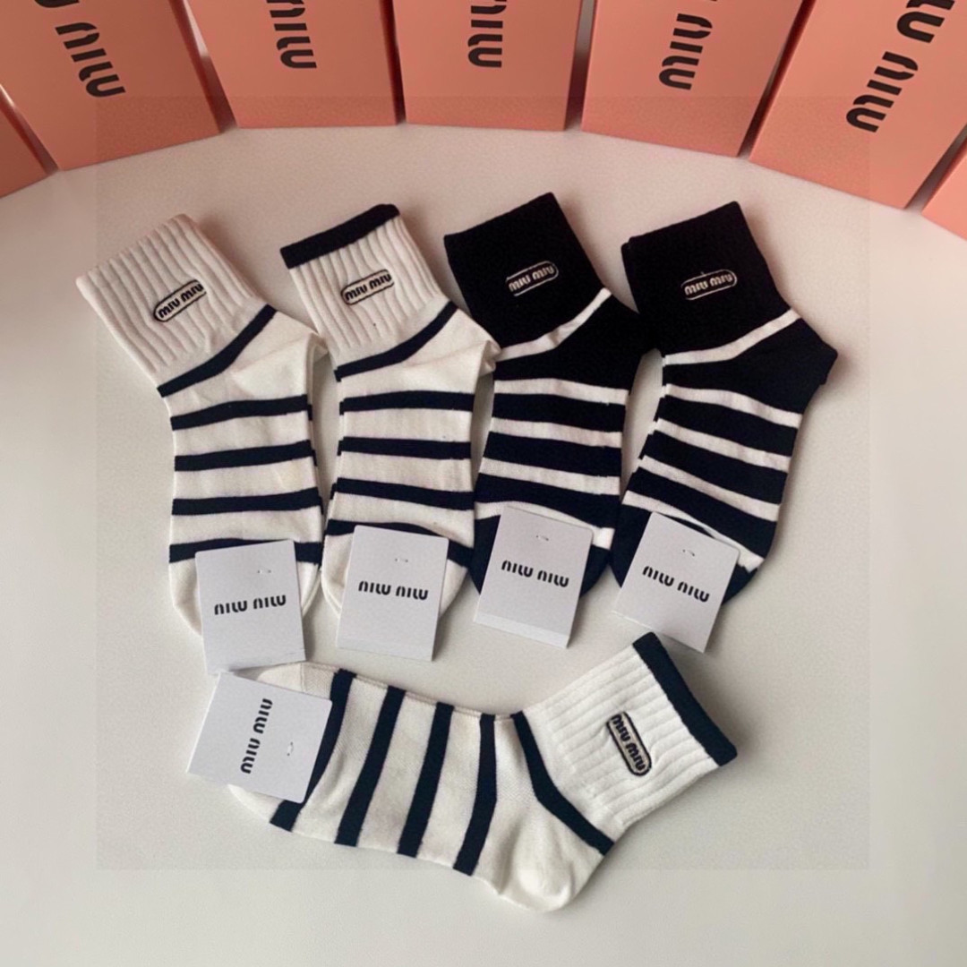 💛配专柜包装 MiuMiu（缪缪）新款中长款堆堆袜袜子！一盒五双，专柜同步筒袜袜子，💛大牌出街，潮人必备。超好搭