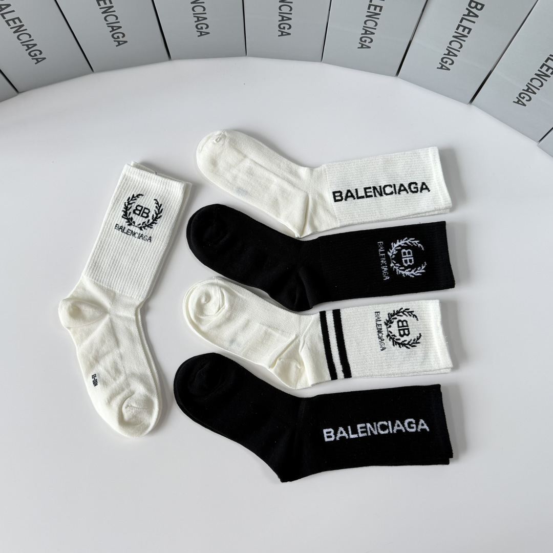 💛配专柜包装 Balenciaga（巴黎世家）新款中长款堆堆袜袜子！一盒五双，专柜同步筒袜袜子，💛大牌出街，潮人必备。超