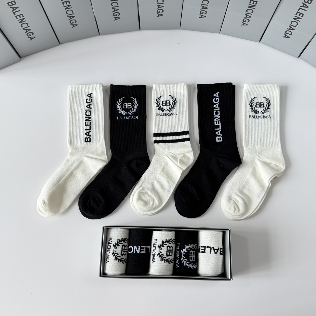 💛配专柜包装 Balenciaga（巴黎世家）新款中长款堆堆袜袜子！一盒五双，专柜同步筒袜袜子，💛大牌出街，潮人必备。超