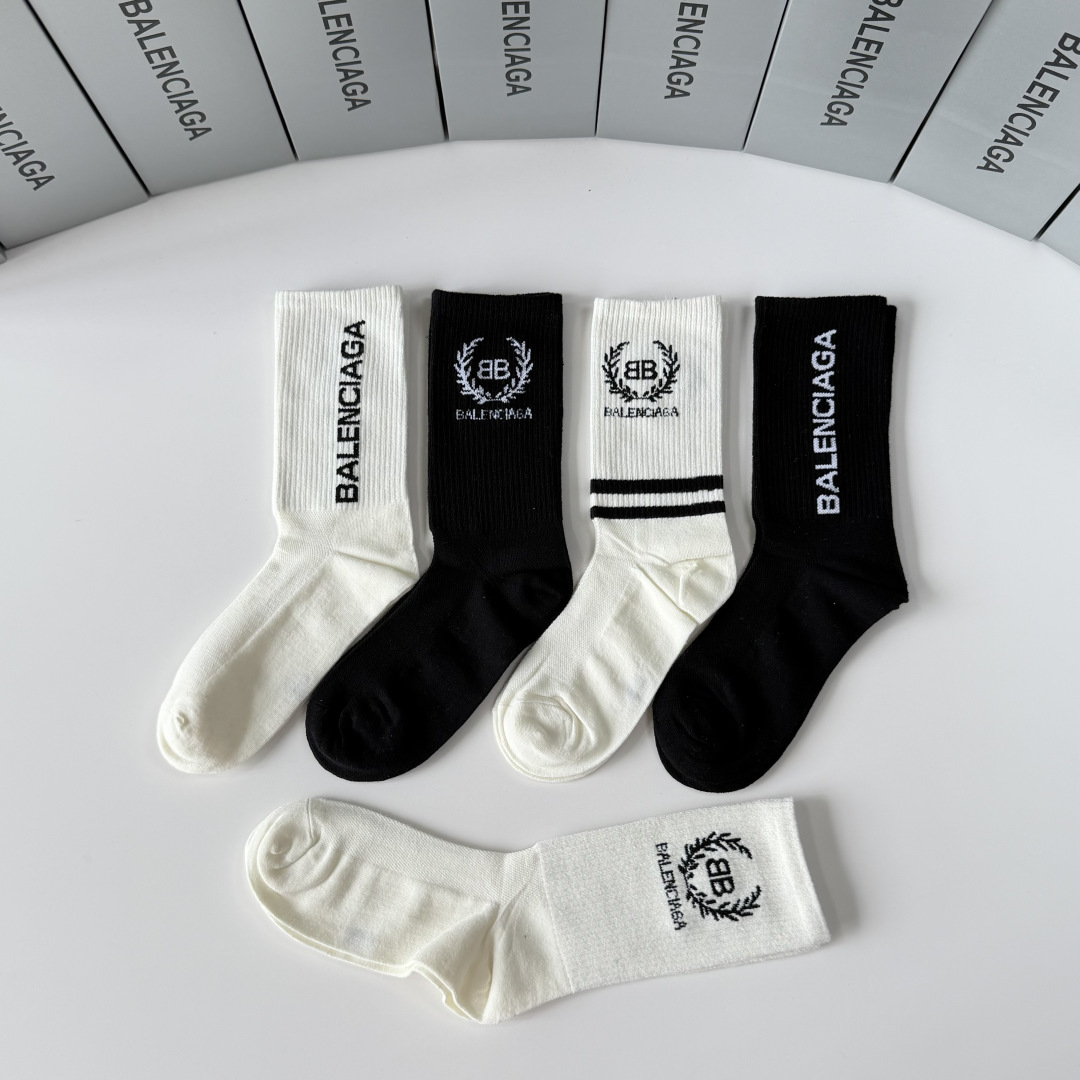💛配专柜包装 Balenciaga（巴黎世家）新款中长款堆堆袜袜子！一盒五双，专柜同步筒袜袜子，💛大牌出街，潮人必备。超