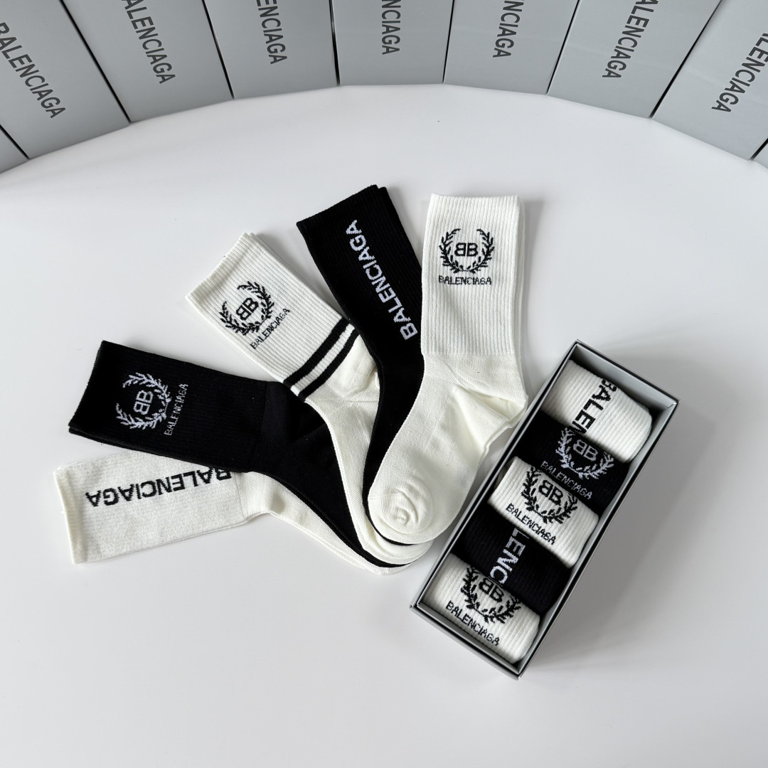 💛配专柜包装 Balenciaga（巴黎世家）新款中长款堆堆袜袜子！一盒五双，专柜同步筒袜袜子，💛大牌出街，潮人必备。超