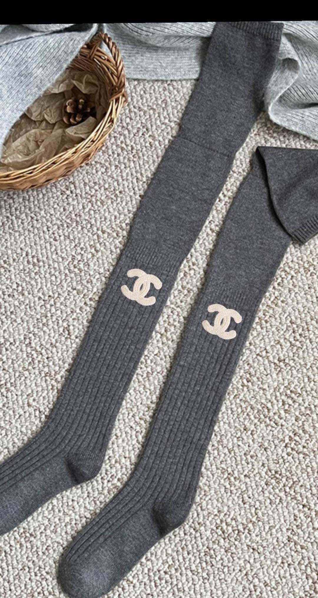 💛配包装 CHANEL （香奈儿）爆款出货 新款双针过膝堆堆袜袜子🧦！搭配长靴必备，一盒一双，专柜同步筒袜袜子，💛大牌出